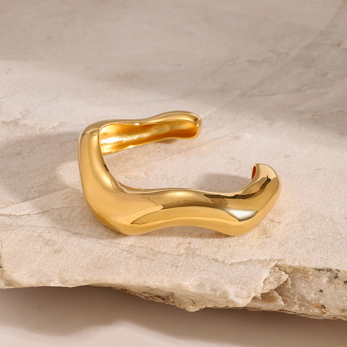 OVAL BOLD CUFF BRACELET GOLD-PLATED