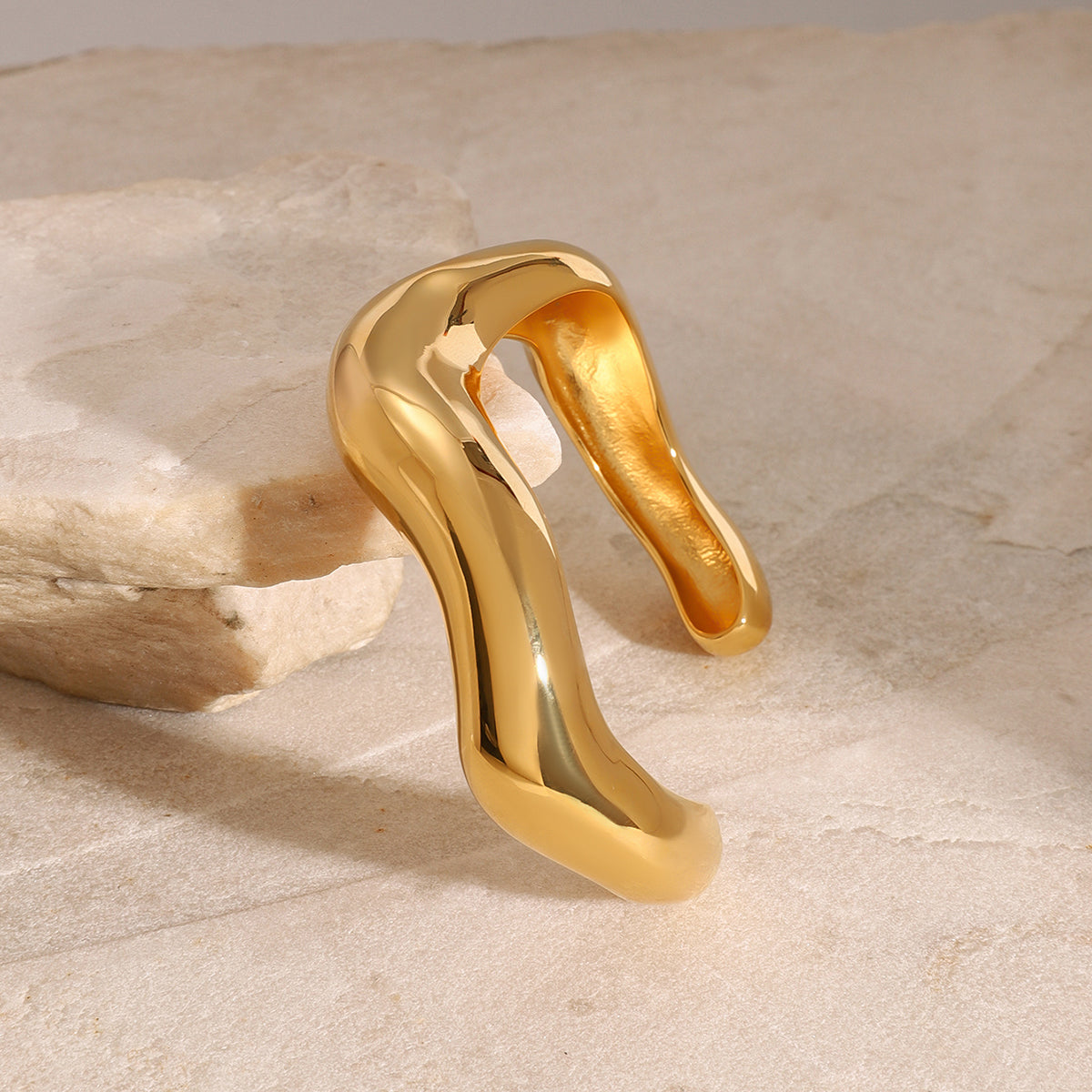 OVAL BOLD CUFF BRACELET GOLD-PLATED