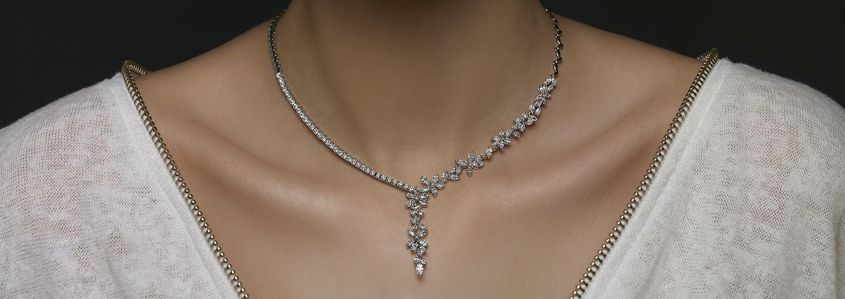 Handgefertigter Damenschmuck. Hochwertiger Goldschmuck für minimalistischen und luxuriösen Stil.