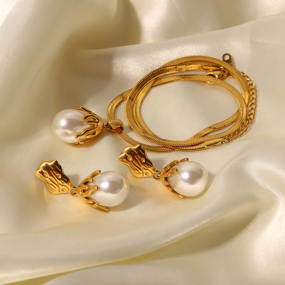 ELAN PEARL NECKLACE | 18K GOLD PLATED