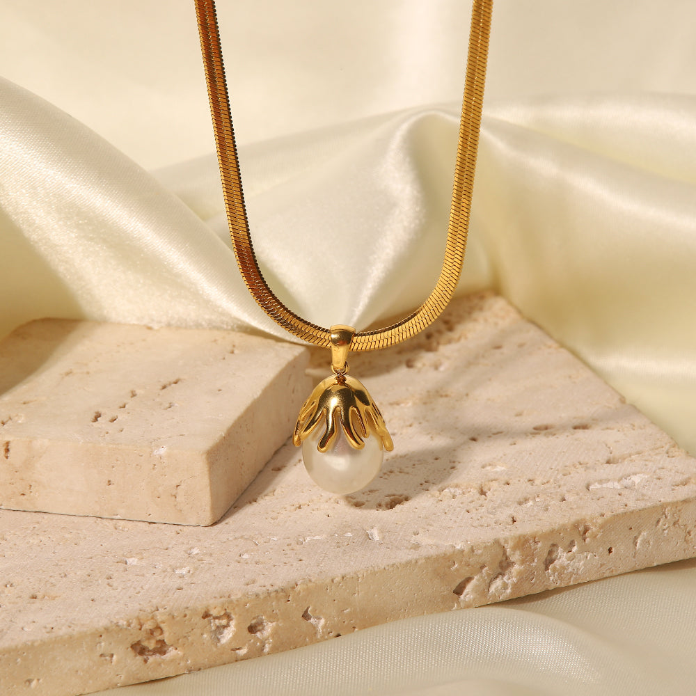 ELAN PEARL NECKLACE | 18K GOLD PLATED