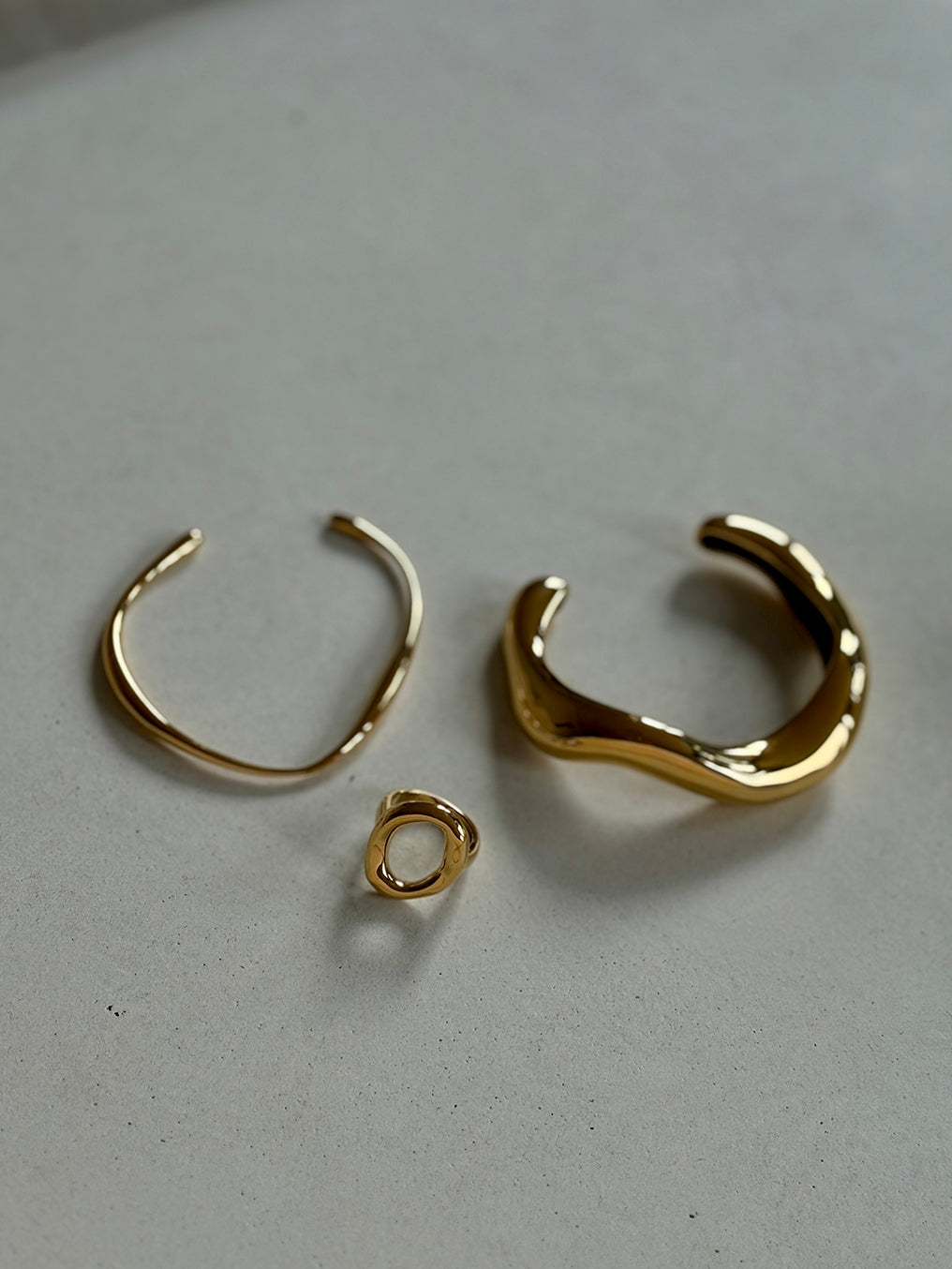 OVAL BOLD CUFF BRACELET GOLD-PLATED