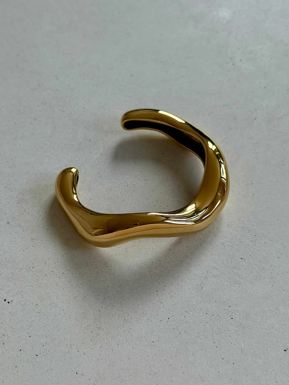 OVAL BOLD CUFF BRACELET GOLD-PLATED