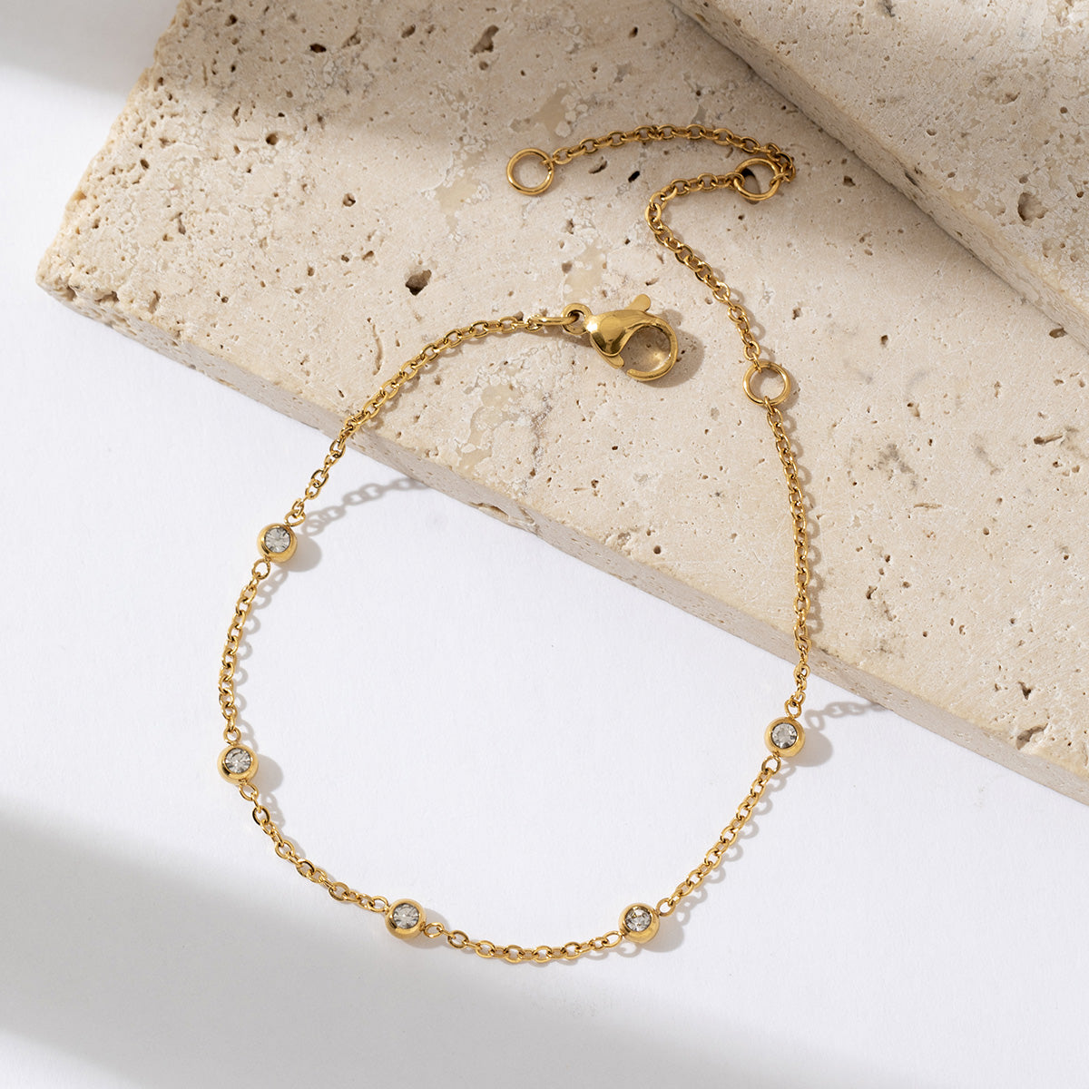 MINIMALISTISCHES ZIRKON-CHARM-ARMBAND | 18K VERGOLDET