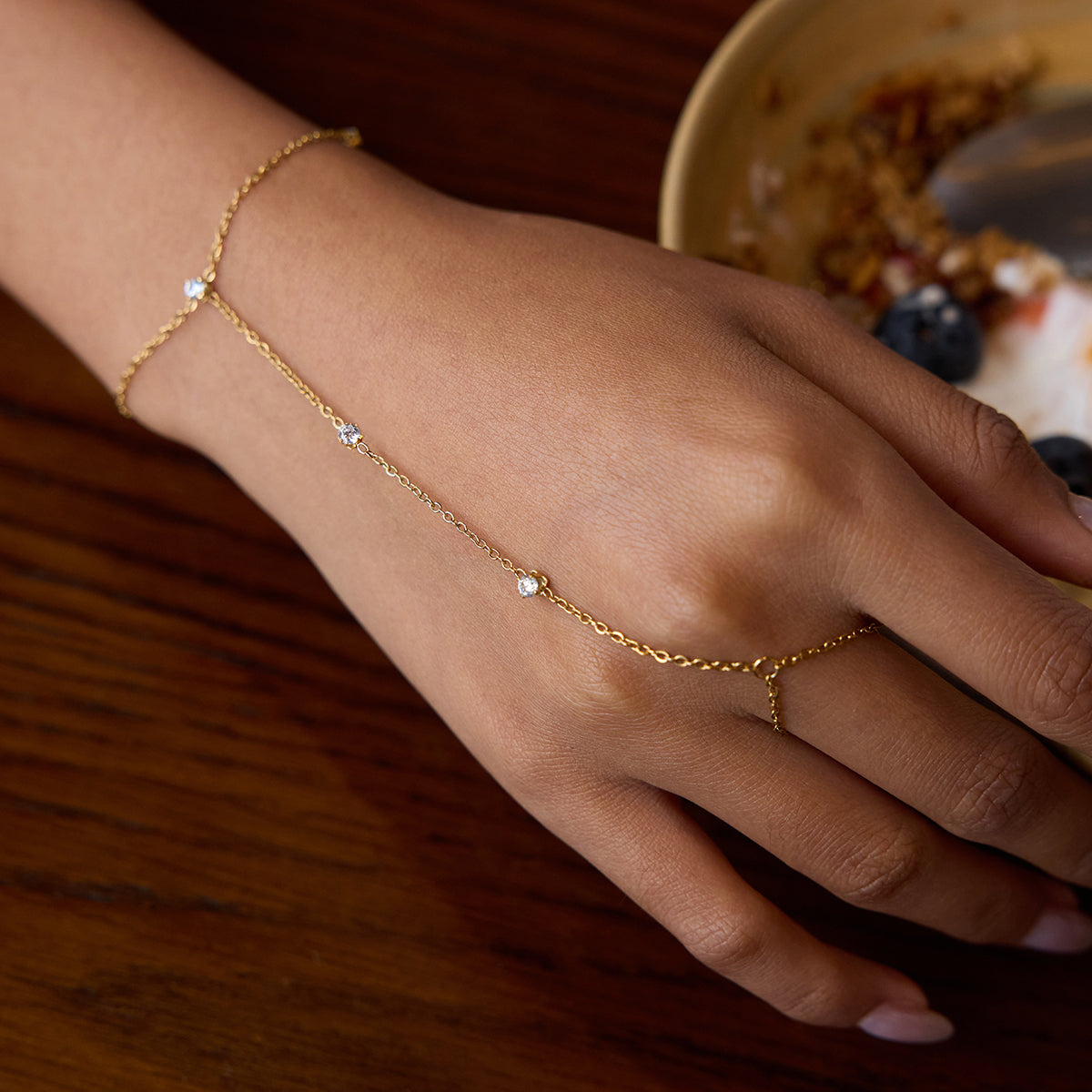 ZIRKONIA HANDKETTE ARMBAND | VERGOLDET